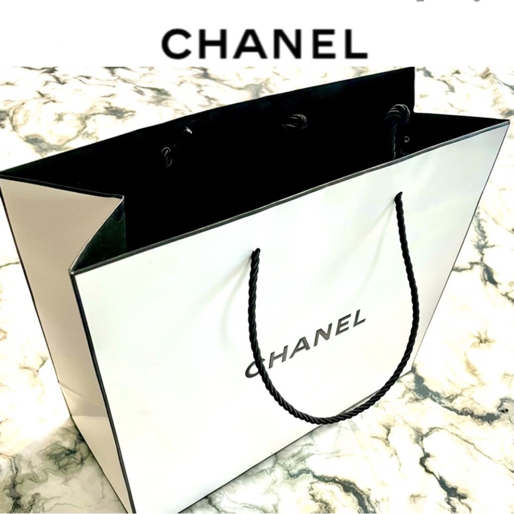 CHANEL white classic shopping/gift bag thick Paper size 11.81 x 9.45 Ex cond